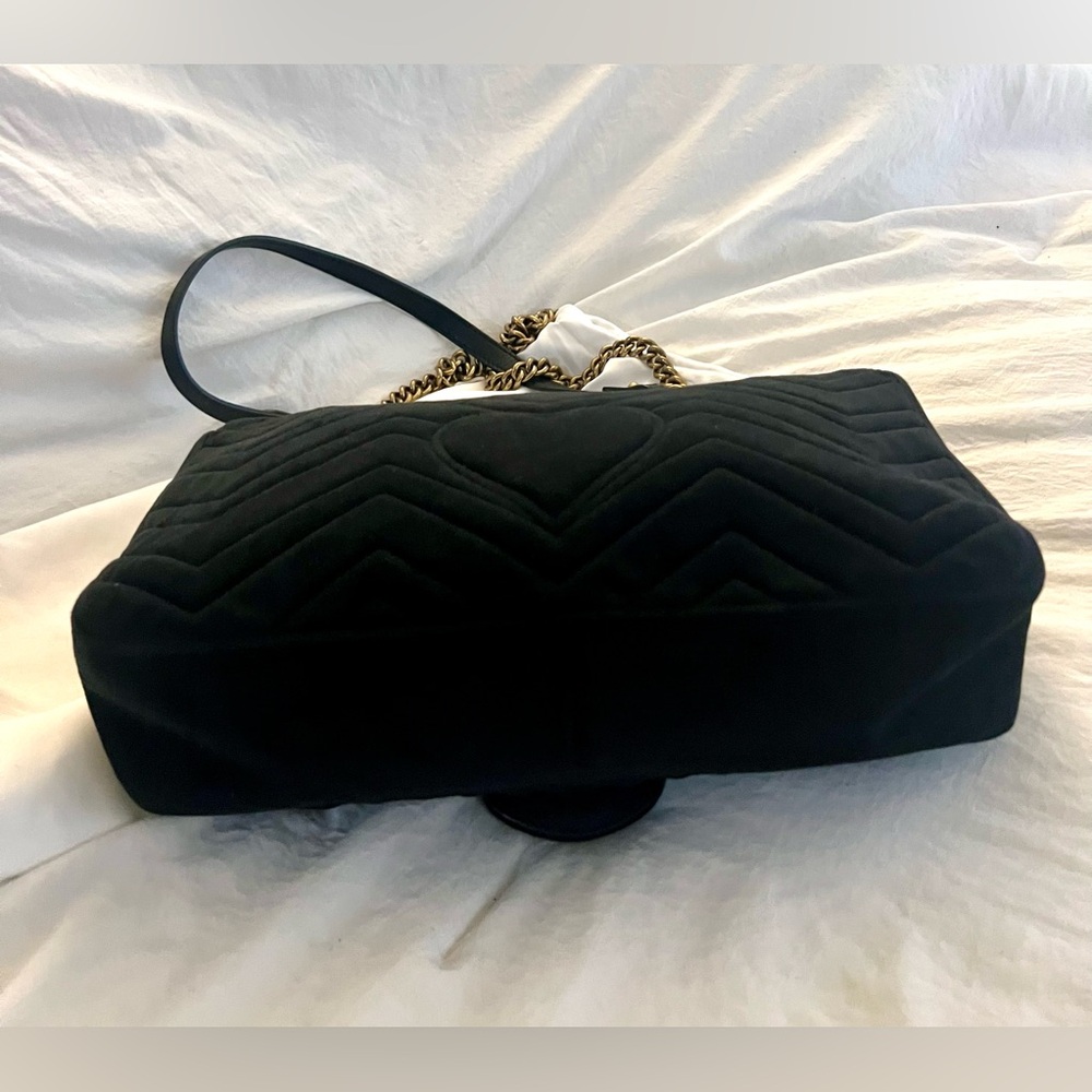 👑✅PRICE FIRM✅ Beautiful Black and Gold Fashion Velour Shoulder Bag - Picture 4 of 17
